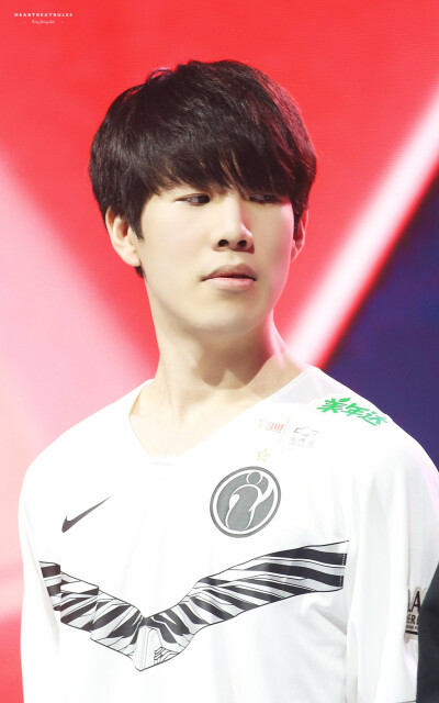 近日G2战队中单选手Caps接受了外媒的采访，在被问及想要在MSI上交手的队伍时，Caps表示：“我很期待与T1的比赛