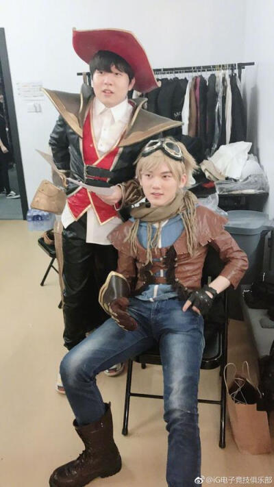 GALA 成功自救！ JIEJIE 被击败并被杀， Four 人， TheShy Youlong 对抗三人， Alone 并且 Invictus Gaming 赢得了第一场比赛